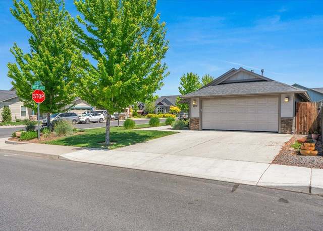 Property at 1370 NW 21st St, Redmond, OR 97756, 3 beds, 2 baths