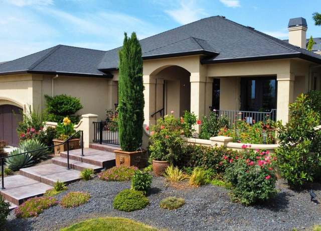 Property at 3861 Calle Vista Dr, Medford, OR 97504, 3 beds, 2.5 baths