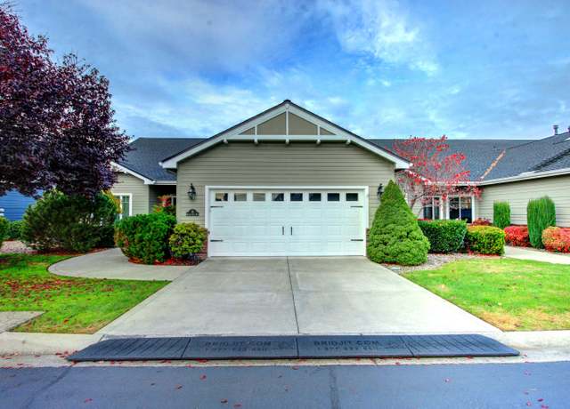 Property at 33 Broken Stone Way, Eagle Point, OR 97524, 2 beds, 2 baths
