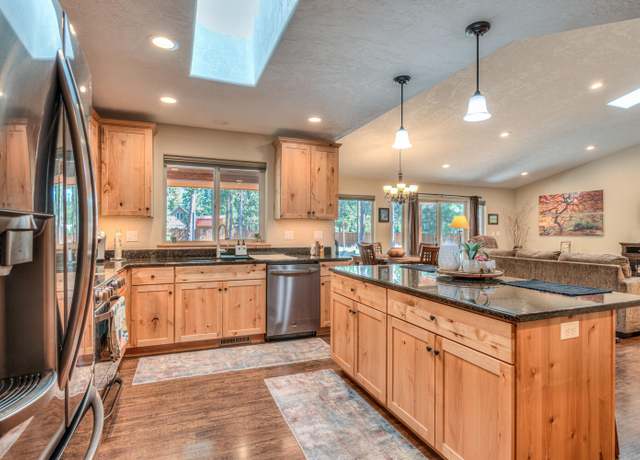 Property at 17024 Kingsburg Rd, Bend, OR 97707, 3 beds, 2.5 baths