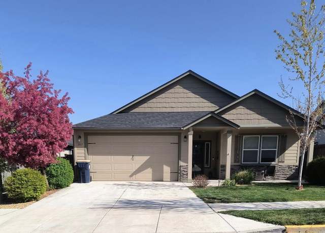 Property at 2437 NW Hemlock Way, Redmond, OR 97756, 3 beds, 2 baths