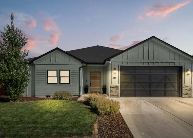 Property at 997 Arrowhead Trl, Eagle Point, OR 97524, 3 beds, 2.5 baths
