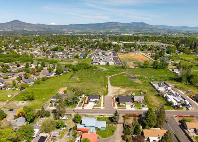 Property at 1653 Thomas Rd, Medford, OR 97501, 3 beds, 2.5 baths