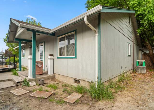 Property at 904 NW E St, Grants Pass, OR 97526, 4 beds, 2 baths