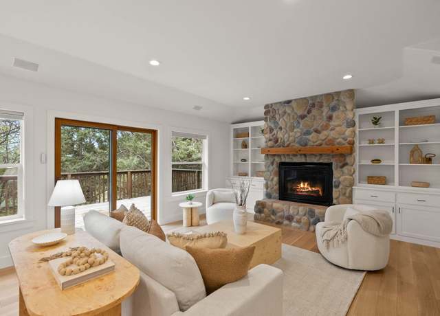 Property at 1405 NW City Heights Dr, Bend, OR 97703, 3 beds, 2.5 baths
