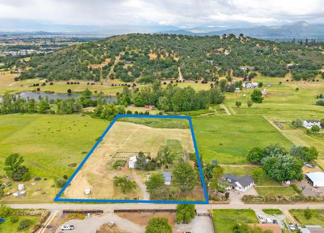 Property at 6220 Shady Brook Dr, Central Point, OR 97502, 3 beds, 2 baths