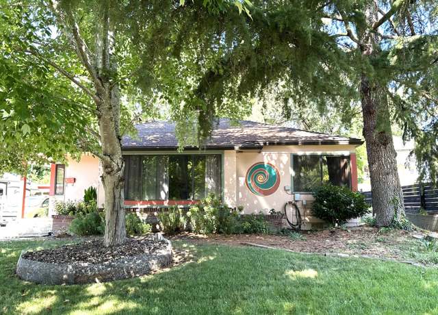 Property at 24 S Keene Way Dr, Medford, OR 97504, 2 beds, 2 baths