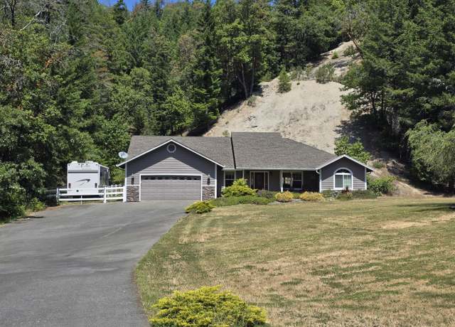 Property at 800 Palomino Dr, Grants Pass, OR 97526, 3 beds, 2 baths