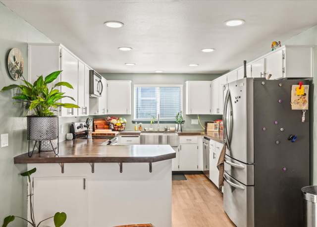 Property at 640 N Heights Dr, Eagle Point, OR 97524, 3 beds, 2 baths