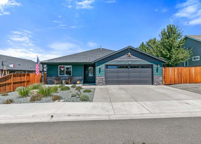 Property at 682 Nottingham Ter, Eagle Point, OR 97524, 4 beds, 2 baths