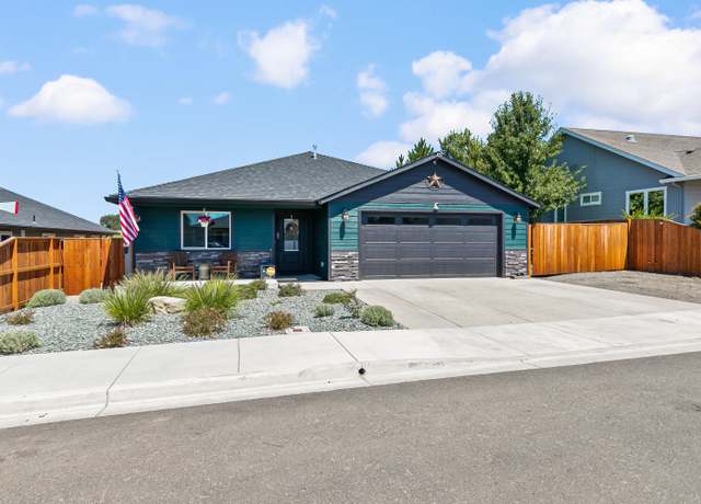 Property at 682 Nottingham Ter, Eagle Point, OR 97524, 4 beds, 2 baths