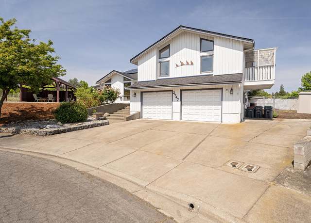Property at 2747 Jessica Cir, Medford, OR 97504, 4 beds, 3.5 baths