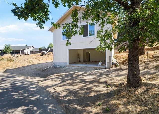 Property at 416 SE SE Grandview Ave Unit B, Grants Pass, OR 97527, 3 beds, 2.5 baths