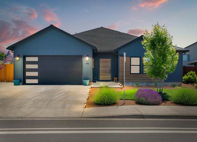 Property at 440 Arrowhead Trl, Eagle Point, OR 97524, 3 beds, 2.5 baths