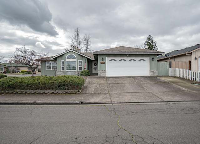 Property at 2052 Young Ct, Medford, OR 97504, 3 beds, 2 baths