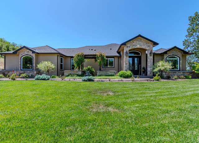 Property at 1886 S Obenchain Rd, Eagle Point, OR 97524, 6 beds, 4.5 baths