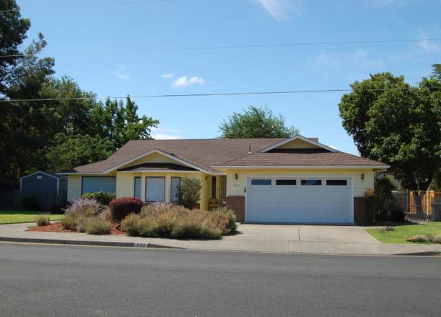 Property at 984 Mesman Dr, Grants Pass, OR 97527, 3 beds, 2.5 baths