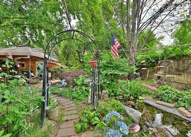 Property at 309 W 1st St, Phoenix, OR 97535, 3 beds, 1 bath