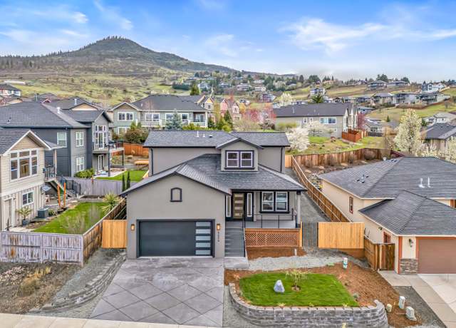 Property at 4424 Park Ridge Dr, Medford, OR 97504, 4 beds, 2.5 baths