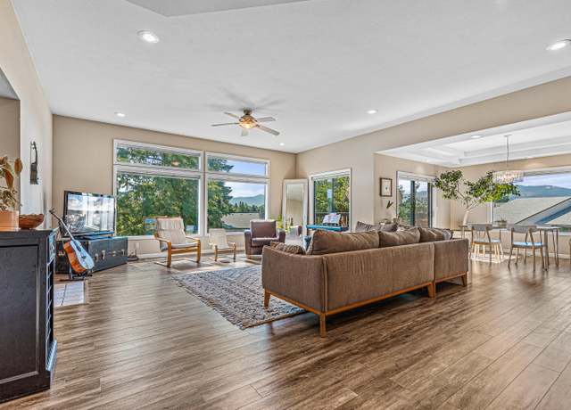 Property at 260 Mount Echo Dr, Medford, OR 97504, 4 beds, 2.5 baths