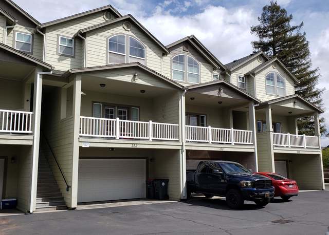 Property at 252 Hiatt Ln, Central Point, OR 97502, 2 beds, 2.5 baths