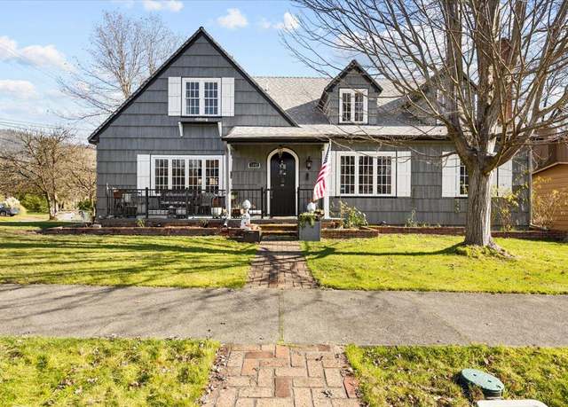 Property at 1449 NW Lawnridge Ave, Grants Pass, OR 97526, 4 beds, 3.5 baths