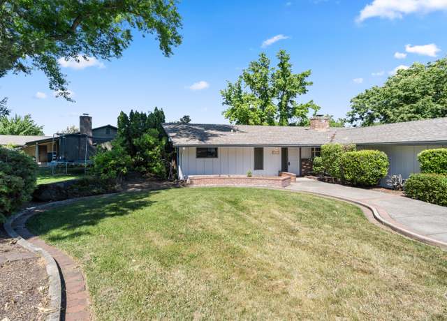 Property at 2457 Edgemont Dr, Medford, OR 97504, 3 beds, 1.5 baths