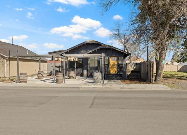 Property at 218 SW 4th St, Redmond, OR 97756, 2 beds, 0.5 baths