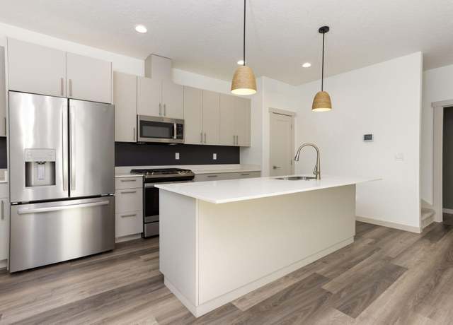 Property at 558 NW 28th Ct, Redmond, OR 97756, 3 beds, 2.5 baths