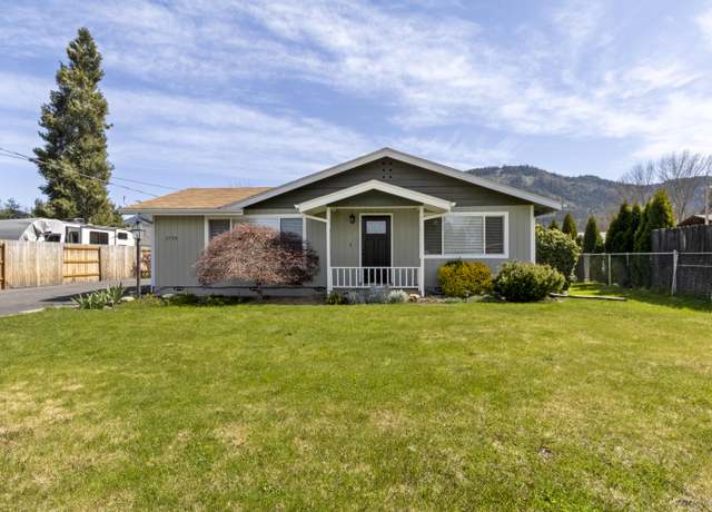 Property at 1725 Cloverlawn Dr, Grants Pass, OR 97527, 3 beds, 2 baths