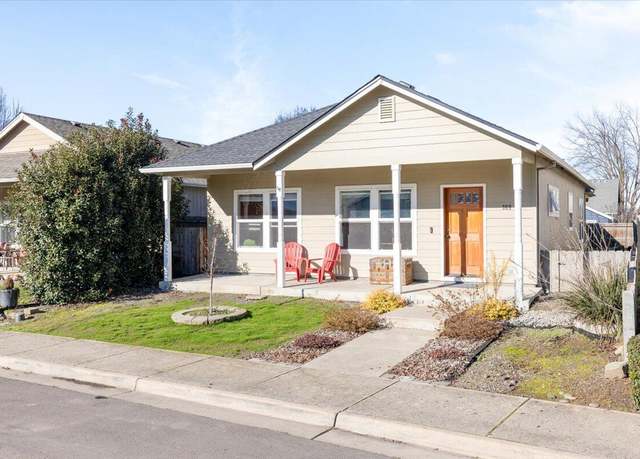 Property at 369 Cascade Dr, Central Point, OR 97502, 3 beds, 2 baths