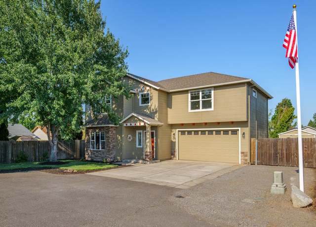 Property at 615 John Wayne Dr, Central Point, OR 97502, 3 beds, 2.5 baths
