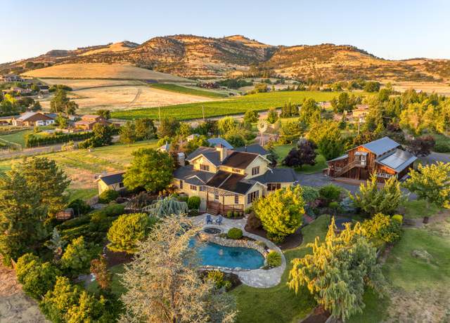 Property at 4050 Royal Crest Rd, Medford, OR 97504, 3 beds, 2.5 baths