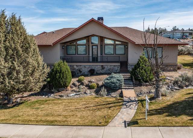 Property at 373 SE Manzanita Dr, Madras, OR 97741, 3 beds, 4 baths