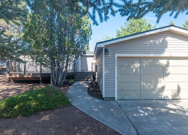Property at 1033 SE Laurelwood Pl, Bend, OR 97702, 3 beds, 2 baths