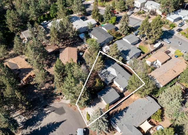 Property at 1033 SE Laurelwood Pl, Bend, OR 97702, 3 beds, 2 baths
