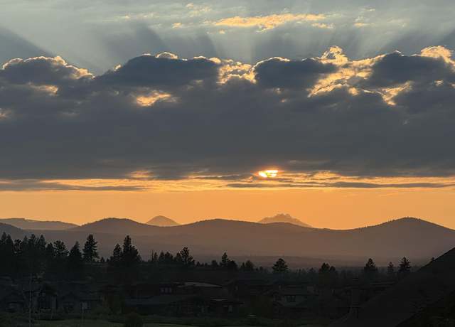 Property at 19300 Eaton Ln, Bend, OR 97702, 2 beds, 2.5 baths