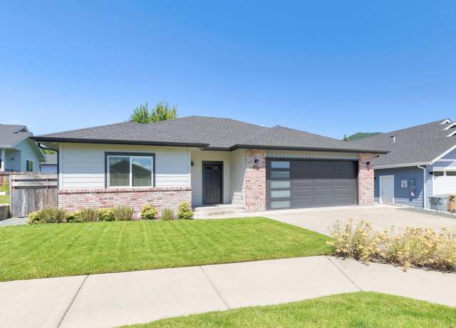 Property at 822 NW Cooke Ave, Grants Pass, OR 97526, 2 beds, 2 baths