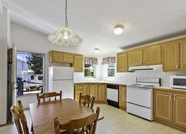 Property at 14045 SW Ridge Pl, Terrebonne, OR 97760, 3 beds, 2 baths