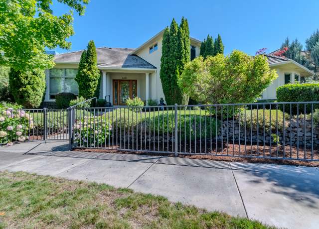 Property at 3371 Calle Vista Dr, Medford, OR 97504, 3 beds, 2.5 baths