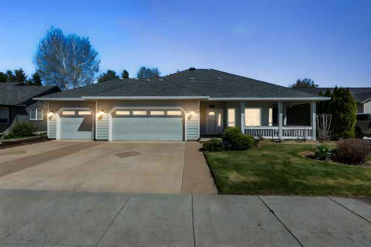 Photo of 4415 SW Ben Hogan Dr Redmond, OR 97756