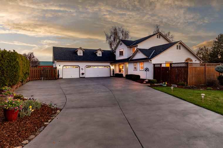 Photo of 3956 SW Sam Snead Ct Redmond, OR 97756