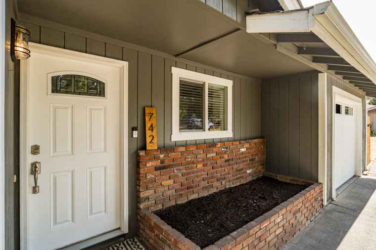 Photo of 742 SE Sun Ln Bend, OR 97702