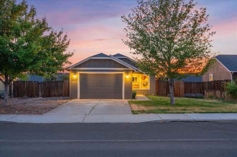 Photo of 2527 NE 5th St Redmond, OR 97756