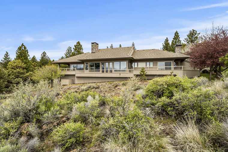 Photo of 1143 NW Hillside Park Dr Bend, OR 97703