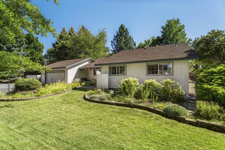 Photo of 21081 Gardenia Ave Bend, OR 97702