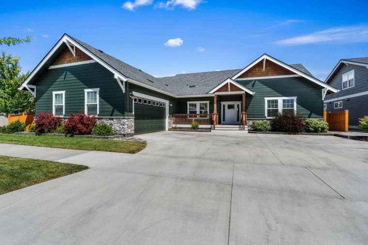 Photo of 878 NW 13th St Redmond, OR 97756