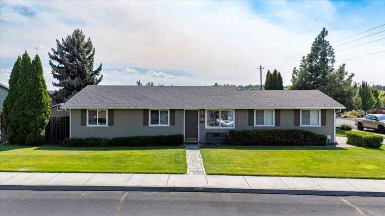 Photo of 1712 SW 35th St Redmond, OR 97756