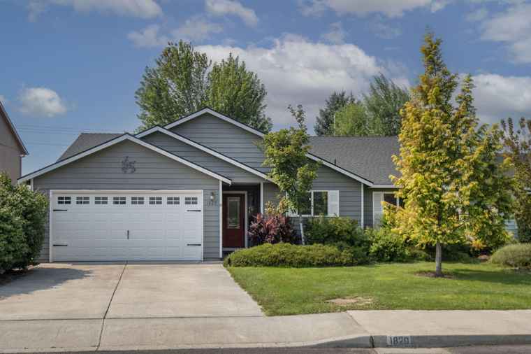 Photo of 1829 NE 7th St Redmond, OR 97756