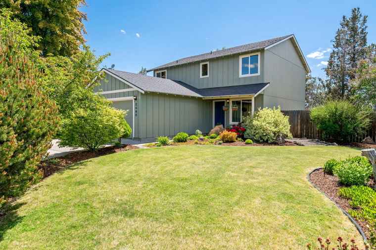 Photo of 2490 SW Cascade Mountain Ave Redmond, OR 97756